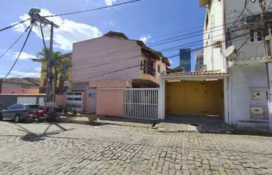 Imagem: A casa possui 3 Dormitórios, 3 Banheiros, 1 Vaga na garagem