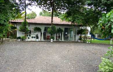 Imagem: A casa possui 4 Dormitórios, 4 Banheiros, 5 Vagas na garagem