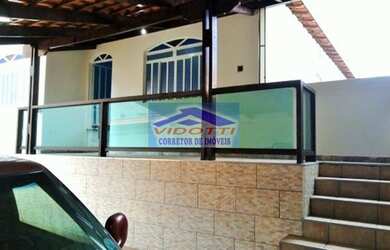 Imagem: A casa possui 3 Dormitórios, 2 Banheiros, 3 Vagas na garagem