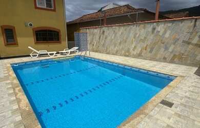 Imagem: A casa possui 3 Dormitórios, 3 Banheiros, 5 Vagas na garagem