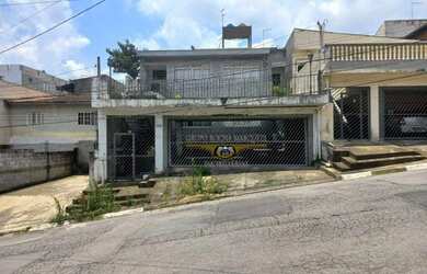 Imagem: A casa possui 3 Dormitórios, 3 Banheiros, 2 Vagas na garagem