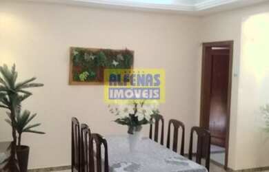 Imagem: A casa possui 3 Dormitórios, 2 Banheiros, 5 Vagas na garagem