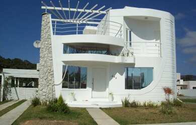 Imagem: A casa possui 3 Dormitórios, 2 Banheiros, 2 Vagas na garagem