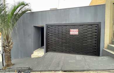 Imagem: A casa possui 2 Dormitórios, 1 Banheiro, 2 Vagas na garagem