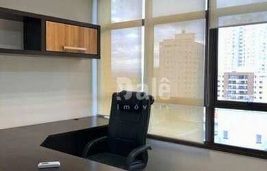 Imagem: O depósito possui 3 Vagas na garagem, 74m² de Área e está