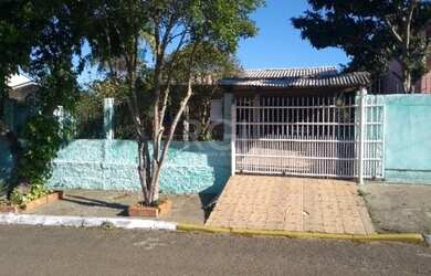 Imagem: A casa possui 3 Dormitórios, 2 Banheiros, 2 Vagas na garagem