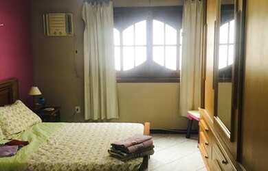 Imagem: A casa possui 3 Dormitórios, 4 Banheiros, 3 Vagas na garagem