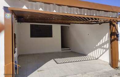 Imagem: A casa possui 2 Dormitórios, 1 Banheiro, 2 Vagas na garagem