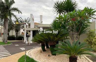 Imagem: A casa possui 3 Dormitórios, 3 Banheiros, 2 Vagas na garagem