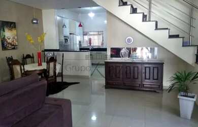 Imagem: A casa possui 3 Dormitórios, 3 Banheiros, 4 Vagas na garagem