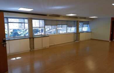 Imagem: O depósito possui 2 Vagas na garagem, 130m² de Área e está