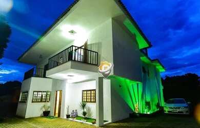 Imagem: A casa possui 4 Dormitórios, 5 Banheiros, 5 Vagas na garagem