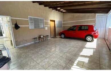 Imagem: A casa possui 3 Dormitórios, 1 Banheiro, 2 Vagas na garagem