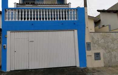 Imagem: A casa possui 3 Dormitórios, 3 Banheiros, 2 Vagas na garagem