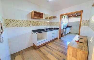 Imagem: A casa possui 3 Dormitórios, 2 Banheiros, 2 Vagas na garagem