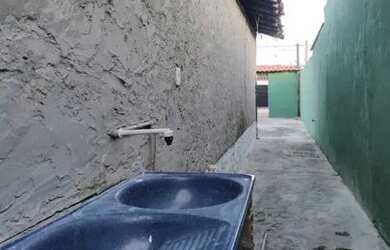 Imagem: A casa possui 2 Dormitórios, 1 Banheiro, 2 Vagas na garagem