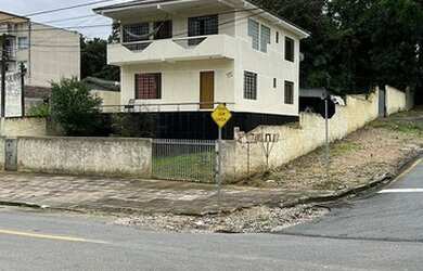 Imagem: A casa possui 3 Dormitórios, 5 Banheiros, 2 Vagas na garagem