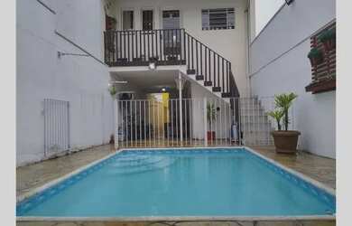 Imagem: A casa possui 3 Dormitórios, 2 Banheiros, 2 Vagas na garagem