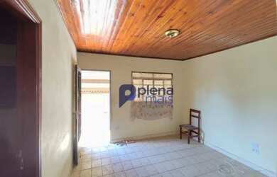 Imagem: A casa possui 2 Dormitórios, 1 Banheiro, 2 Vagas na garagem