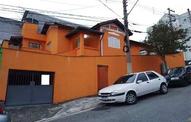 Imagem: A casa possui 3 Dormitórios, 2 Banheiros, 1 Vaga na garagem