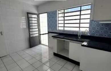 Imagem: A casa possui 2 Dormitórios, 2 Banheiros, 2 Vagas na garagem