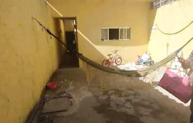 Imagem: A casa possui 2 Dormitórios, 1 Banheiro, 4 Vagas na garagem