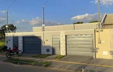 Imagem: A casa possui 3 Dormitórios, 3 Banheiros, 3 Vagas na garagem