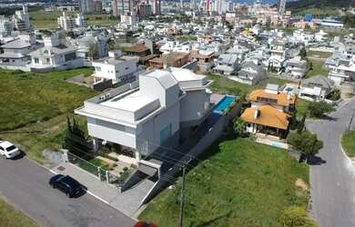 Imagem: A casa e possui 1 Dormitório, Suítes, 5 Banheiros, 5 Vagas