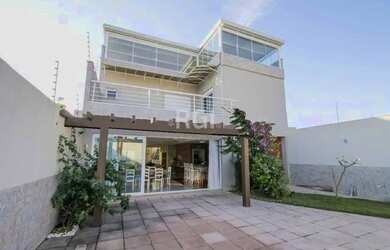 Imagem: A casa possui 4 Dormitórios, 5 Banheiros, 4 Vagas na garagem