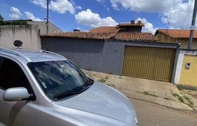 Imagem: A casa possui 3 Dormitórios, 2 Banheiros, 4 Vagas na garagem