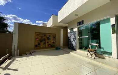 Imagem: A casa possui 3 Dormitórios, 2 Banheiros, 2 Vagas na garagem