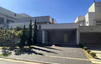 Imagem: A casa possui 4 Dormitórios, 5 Banheiros, 4 Vagas na garagem