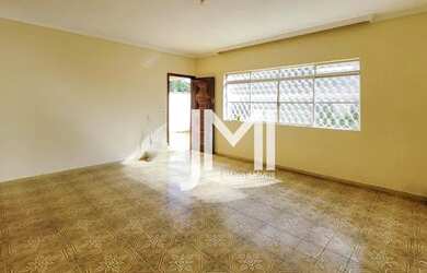 Imagem: A casa possui 3 Dormitórios, 2 Banheiros, 4 Vagas na garagem