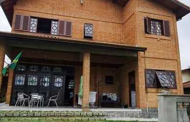 Imagem: A casa em condomínio possui 4 Dormitórios, 5 Banheiros, 5