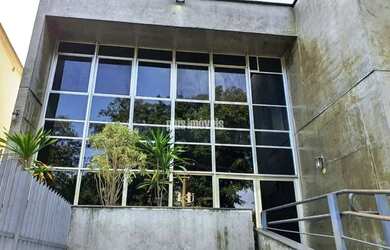 Imagem: O depósito possui 5 Vagas na garagem e 868m² de Área e está