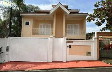 Imagem: A casa possui 4 Dormitórios, 5 Banheiros, 4 Vagas na garagem