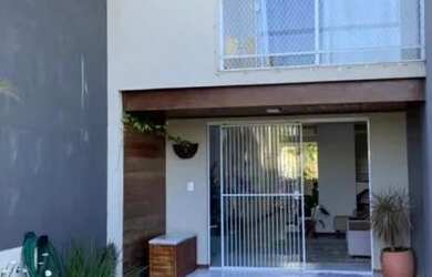 Imagem: A casa possui 2 Dormitórios, 3 Banheiros, 1 Vaga na garagem