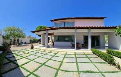 Imagem: A casa possui 4 Dormitórios, 2 Banheiros, 5 Vagas na garagem