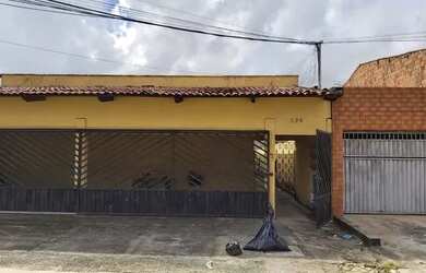 Imagem: A casa possui 2 Dormitórios, 1 Banheiro, 1 Vaga na garagem