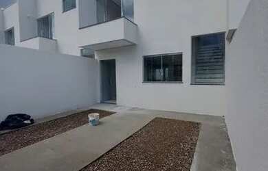 Imagem: A casa possui 3 Dormitórios, 1 Banheiro, 2 Vagas na garagem