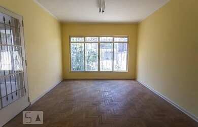 Imagem: A casa possui 2 Dormitórios, 3 Banheiros, 4 Vagas na garagem