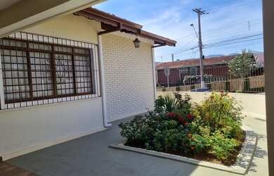 Imagem: A casa possui 2 Dormitórios, 1 Banheiro, 2 Vagas na garagem