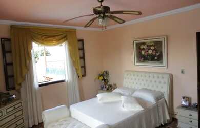 Imagem: A casa possui 5 Dormitórios, 5 Banheiros, 2 Vagas na garagem