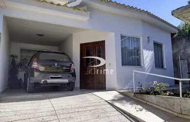 Imagem: A casa possui 3 Dormitórios, 3 Banheiros, 2 Vagas na garagem