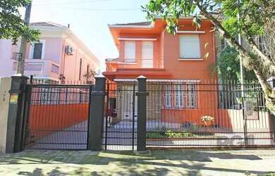 Imagem: A casa possui 5 Dormitórios, 4 Banheiros, 4 Vagas na garagem