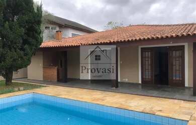 Imagem: A casa possui 3 Dormitórios, 3 Banheiros, 3 Vagas na garagem