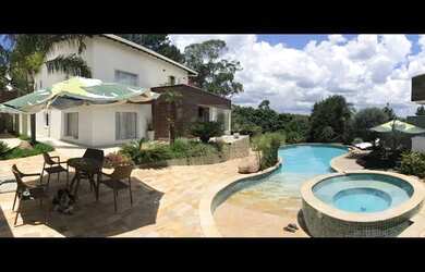 Imagem: A casa possui 3 Dormitórios, 5 Banheiros, 4 Vagas na garagem