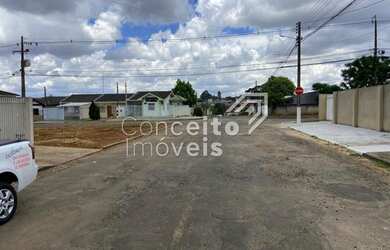 Imagem: A casa possui 3 Dormitórios, 1 Banheiro, 2 Vagas na garagem