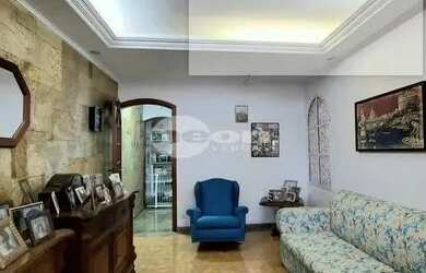 Imagem: A casa possui 2 Dormitórios, 1 Banheiro, 2 Vagas na garagem