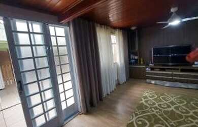 Imagem: A casa possui 2 Dormitórios, 1 Banheiro, 3 Vagas na garagem